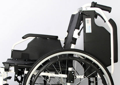 Deluxe Lightweight Aluminium Wheelchair, close-up detail (image 11)
